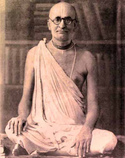 (Photograph of Śrīla Bhaktisiddhānta Sarasvatī Ṭhākura Prabhupāda)